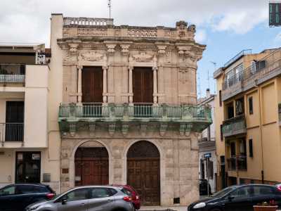 Sullo slargo si affaccia l'ottocentesco Palazzo Macchia
